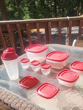 Rubbermaid Easy Find Lids Red Food Storage Container & Shaker Bottle Lot